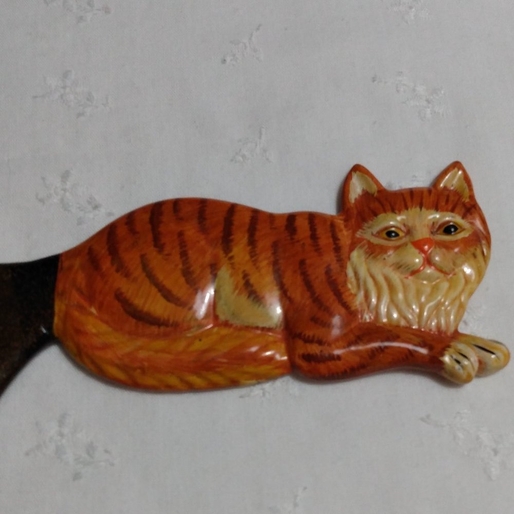 Comb with cat handle
